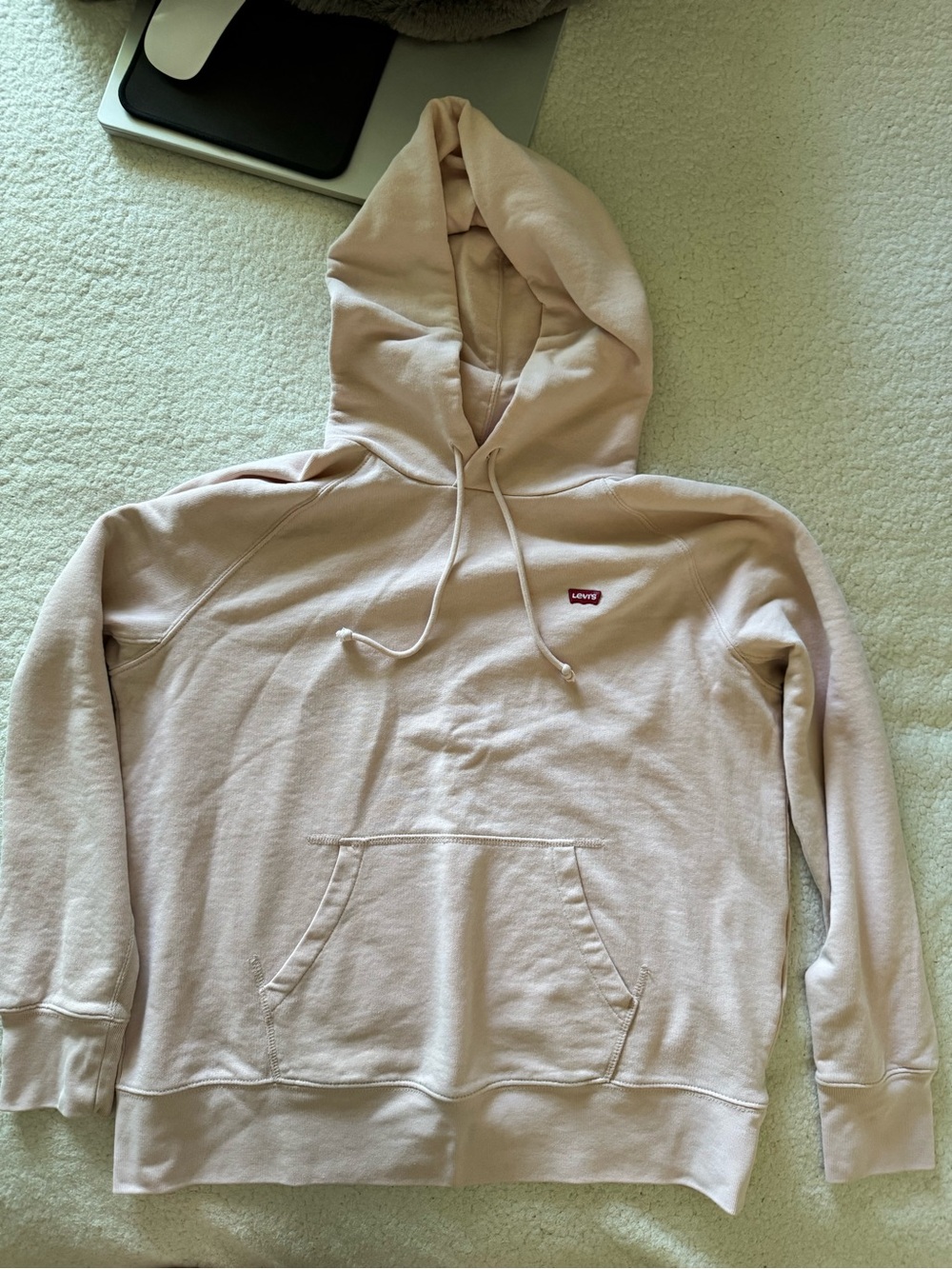 Levi’s Women’s Soft Pink Pullover Hoodie – Classic Logo, Kangaroo Pocket